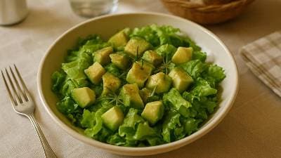 Salada de Abacate e Alface com Infusão de Alecrim