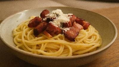 Espaguete com barriga de porco fumada e queijo