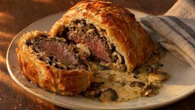 Folhado de bife com cogumelos e molho de mostarda