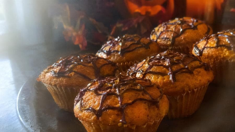 Queques de Abóbora com Teia de Chocolate
