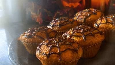 Queques de Abóbora com Teia de Chocolate
