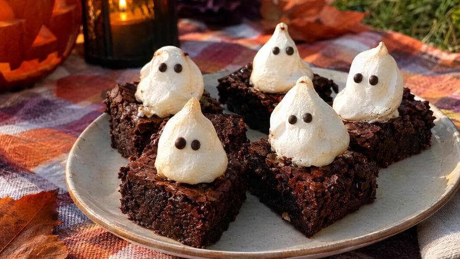 Brownies de Halloween com Fantasmas de Merengue à Moda de Barcelos