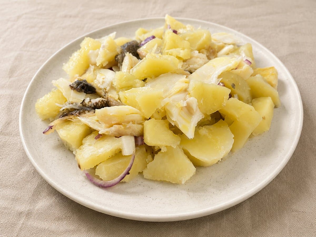 Salada de batata bacalhau e cebola