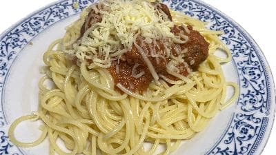 Esparguete com Almôndegas e Molho de Tomate